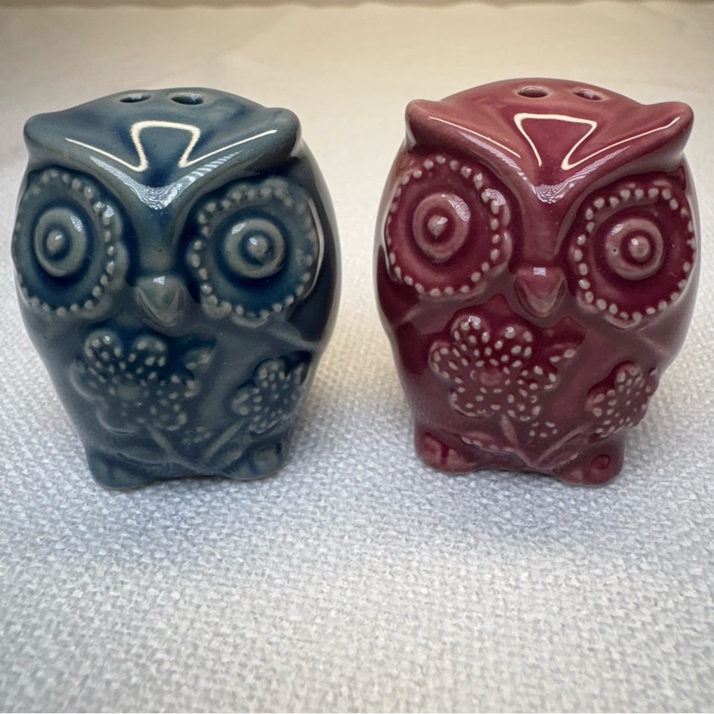 Ceramic mini owl salt and pepper shakers blue and burgundy collectibles LIKE NEW